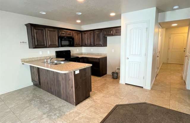 3 Weeks Free on a Spacious 3 Bed • 2.5 Bath Townhome in West Haven! Gallery 3