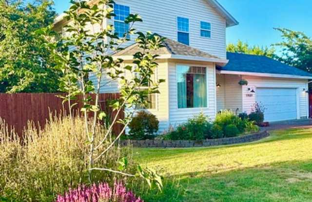 Large 3 Bedroom, 2 Bath Home in McMinnville- Dog Friendly, Landscaping Included photos photos