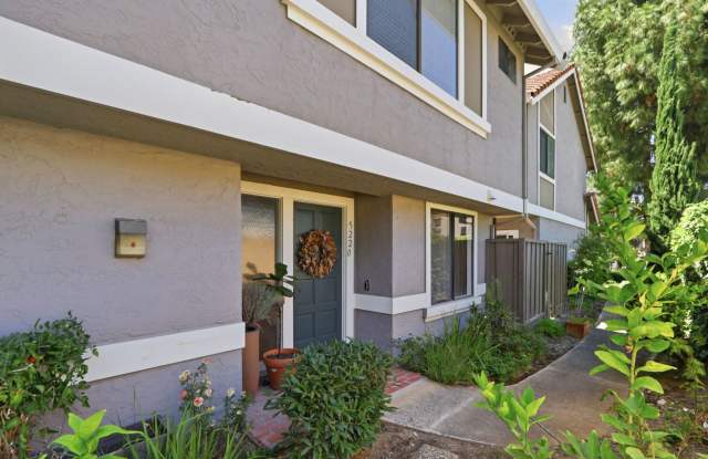 Beautifully Remodeled 3BD Townhome | Multi-Zone A/C | Private Patio photos photos
