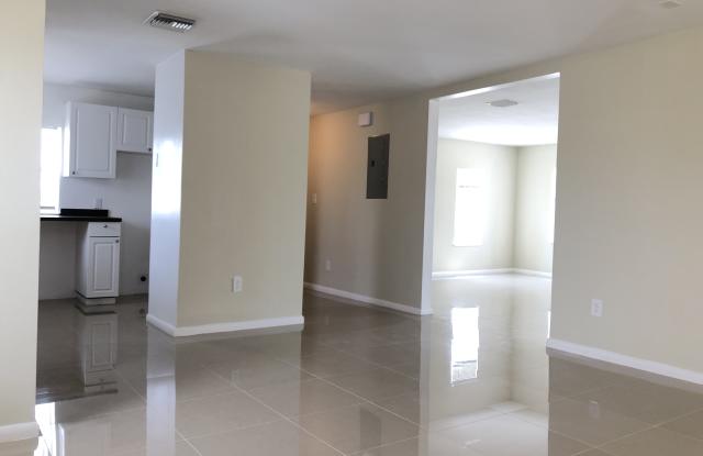 800 N Sapodilla Ave Apt A Gallery 3
