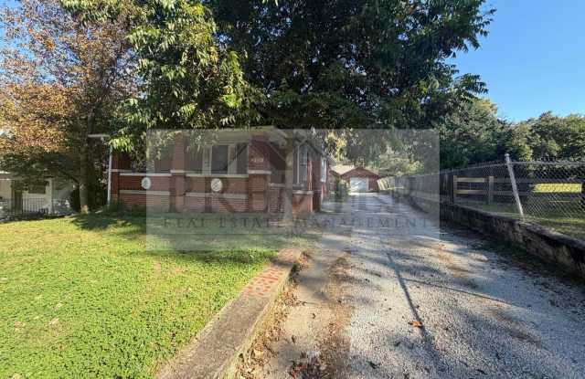 205 S Ash Ave Independence, MO 64053 // 3 Bed 1 bath// Move in ready // Rent $1300  Deposit $1300 Gallery 1