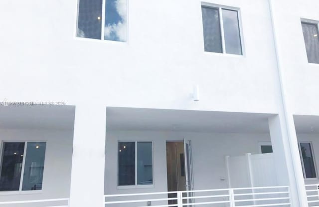 10229 NW 64th Ter photos photos