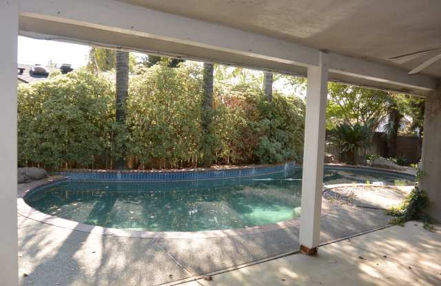 South West Home with Pool. Gallery 3