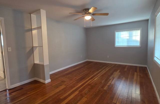 2 BED 1 BATH HOUSE WITH FENCED BACK YARD Gallery 4