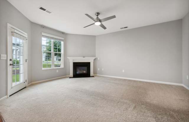 *Price Just Reduced!* Cozy Three Bedroom Townhome Gallery 2