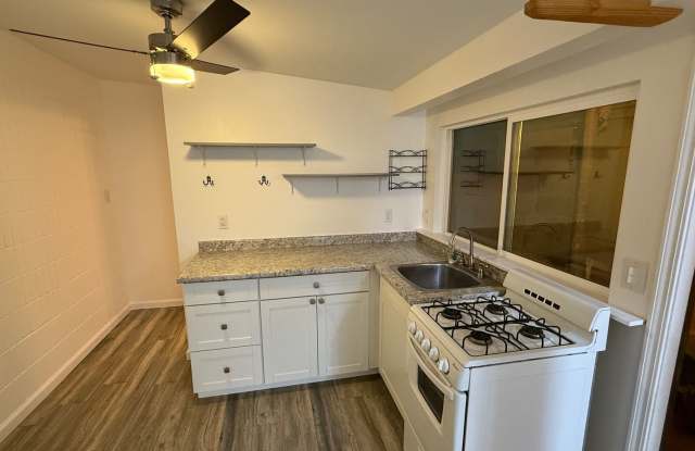 Downtown Paia studio with nice remodel photos photos