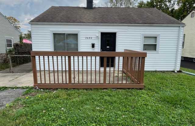 Charming 2-Bedroom Home with Updated Kitchen, Backyard & Garage! Gallery 1