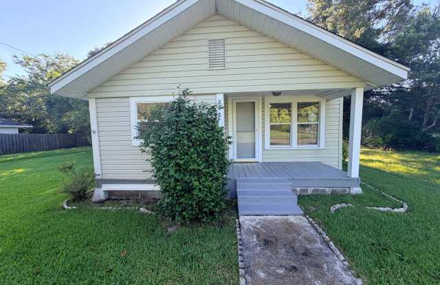 2BD/1B Charm in the Heart of Hahira Minutes from Moody AFB! photos photos