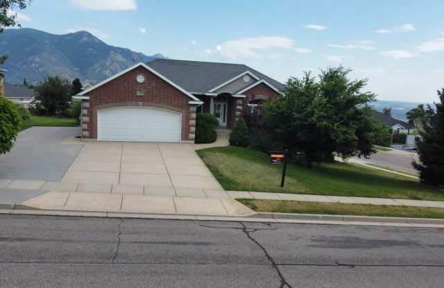 5 bdrm 3bth Home 3 Car Garage Some utilities included photos photos