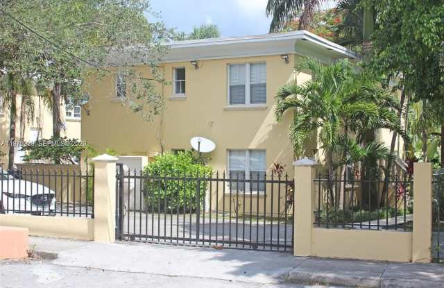 3395 Franklin Ave photos photos