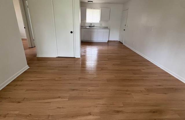 2 Bed/ 1 Bath Available Now on the Westside! REDUCED APP FEE! Gallery 3