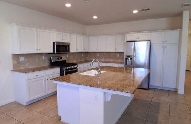 MOVE-IN SPECIAL: Half Off the 1st Month's Rent – Beautiful 4 Bed / 3 Bath Home in Desirable Clovis Neighborhood Gallery 4