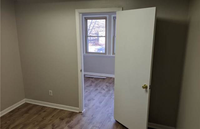 4150 Boulevard Place Gallery 4
