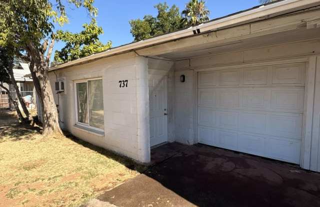 NICE DUPLEX WITH PRIVATE YARD! Gallery 3