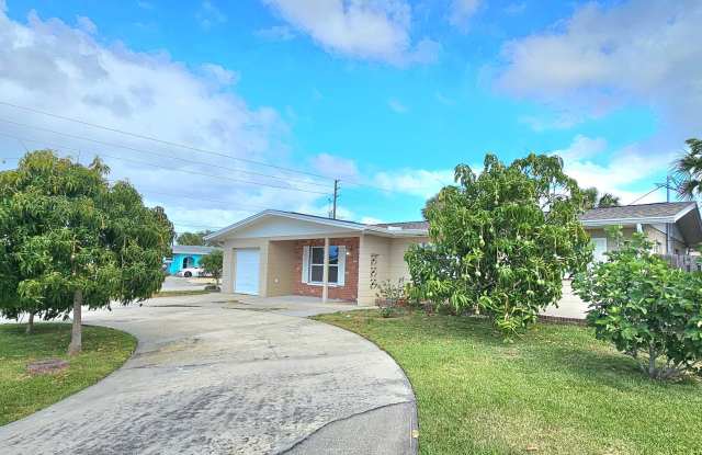 Adorable Fruit Filled Rental 3/2 with Large Flex Family Room- Banana River Drive, Merritt Island Florida Gallery 4