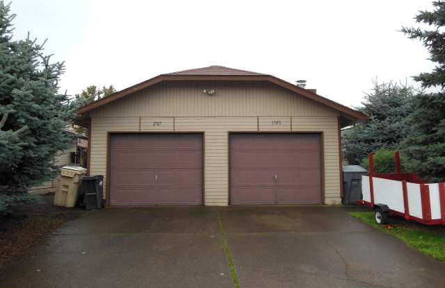 2 Bedroom Duplex ~ Centrally Located - 1705 Southeast 23rd Court, Albany, OR 97322