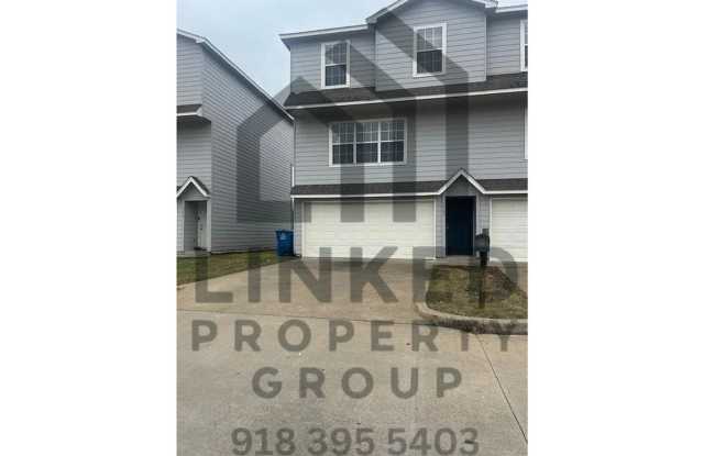 Townhome off Riverside in Tulsa! Gallery 1