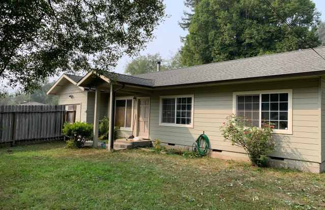 3 Bedroom, PET FRIENDLY House in Fieldbrook photos photos