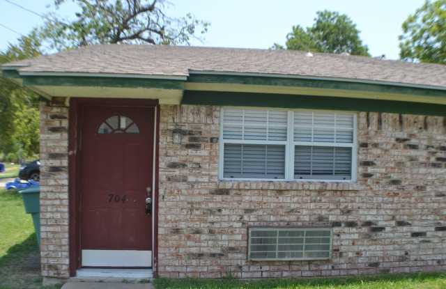Half Duplex 2 Bedrooms 1 Bath For Lease in Sherman - 704 Frisco Road, Sherman, TX 75090