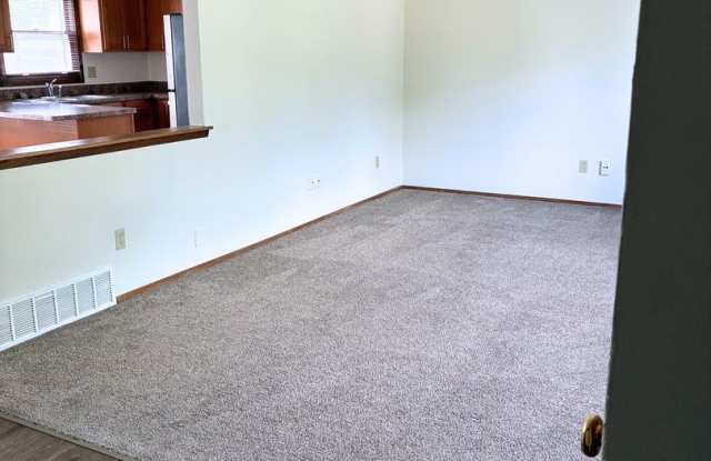 3 Bedroom/ 1.5 Bathroom Townhome for Rent - Waukesha, WI Gallery 3