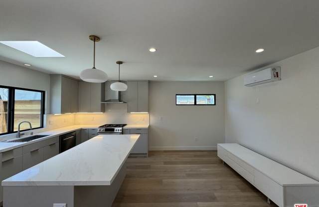 7808 Truxton Ave photos photos