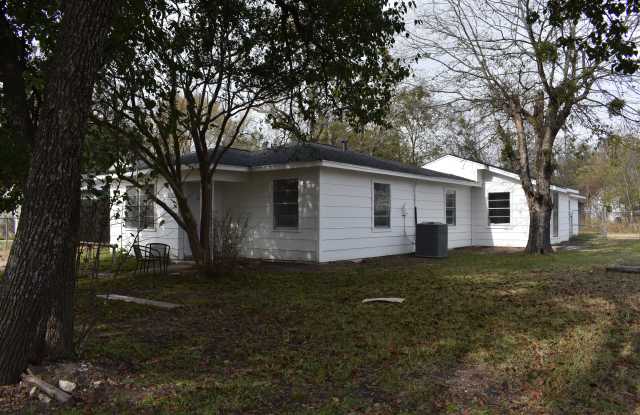 108 East Kirby Avenue - 108 East Kirby Avenue, Quinlan, TX 75474