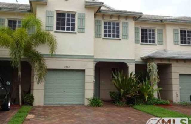 Large Townhouse with Garage photos photos