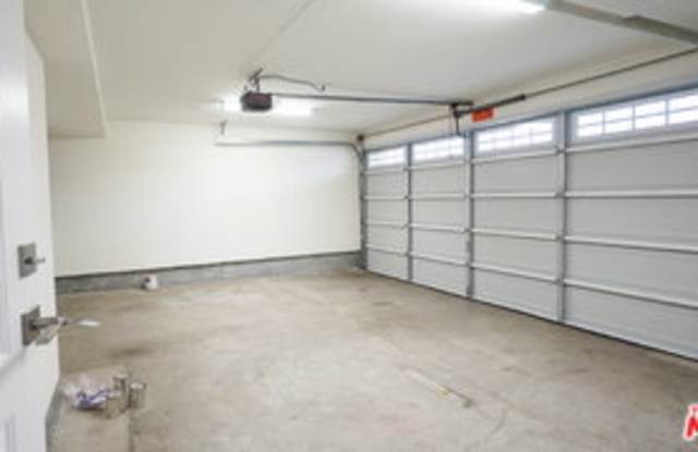 14403 Tiara Street Gallery 4