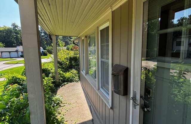 Brookside Charmer on secluded dead end street, just a 2 minute distance to restaurants, shopping and entertainment. photos photos