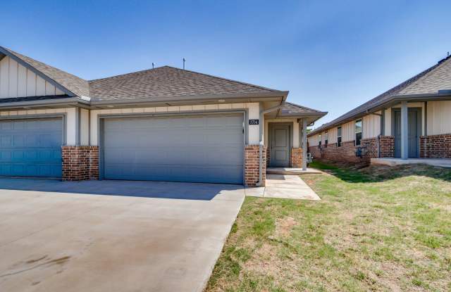 3 Bedroom 2 Bathroom Duplex in the Heart of Bethany!!! Gallery 1