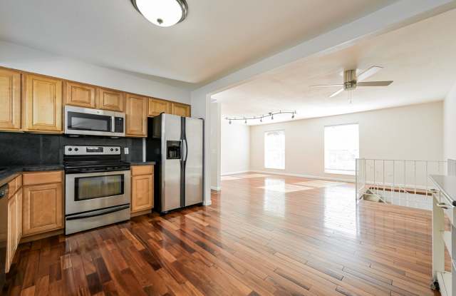 2 WEEKS FREE RENT & FREE 55" TV IF MOVED IN BY 9/30! Charming 4 Bed, 2 Bath Split-Level Home with A/C in Central Aurora! Gallery 3