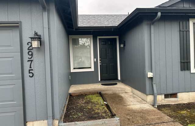 Updated 2 bedroom 2 bath duplex with garage! Gallery 4