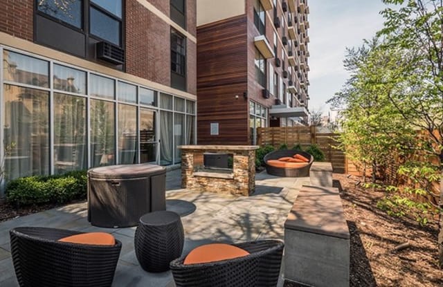 533 West Barry Avenue - 533 West Barry Avenue, Chicago, IL 60657