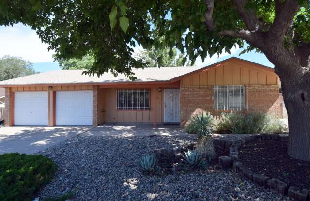 3 bed, 2 bath, 2 living areas, Great Location! Gallery 1