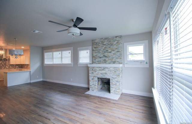 1138 IOWA ST Gallery 4