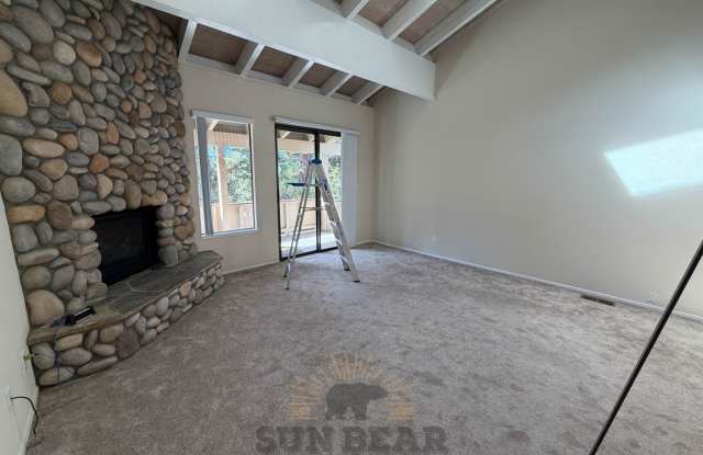 Fresh 4 Bedroom Condo in Mountain Shadows! Dog and cat friendly! Summer Pool! Gallery 3