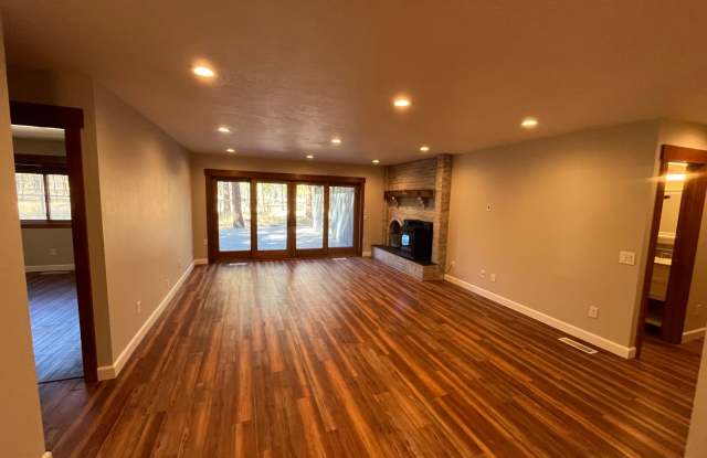 Spacious Beautiful 4-bed/3-bath on Full Acre lot in Crossroads! Gallery 4