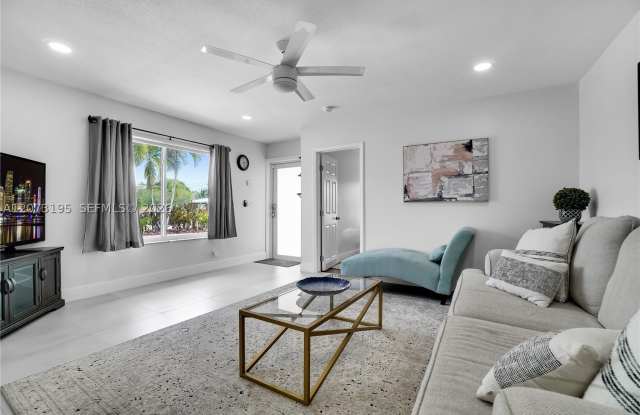 617 NW 30th Ct Gallery 2