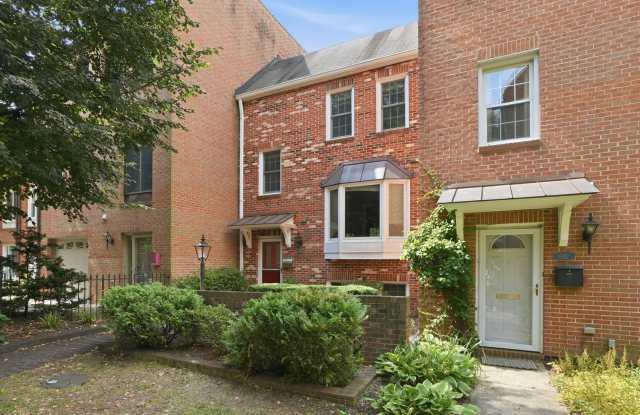 Charming four-bedroom brick townhome ideally located in the heart of McLean! T Gallery 3