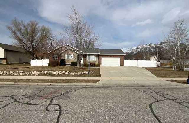5 bdrm 3 bth Home 2 Car Garage- Dog Friendly Coming soon Gallery 3
