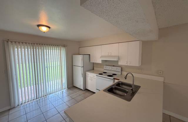 Spacious 2 Bedroom, 1 Bathroom Condo Gallery 4