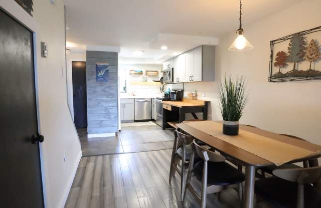 FURNISHED WINTER SEASONAL - 3 bedroom with Stunning Views, 6 mo lease - $2675/mo Gallery 4