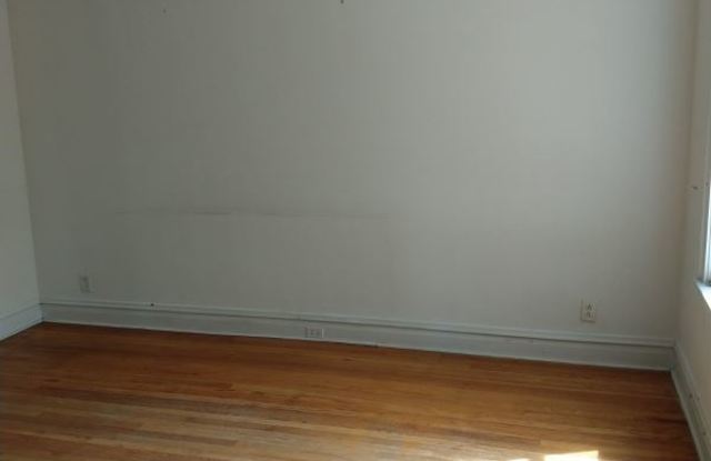 4457 N Maplewood Ave Gallery 2