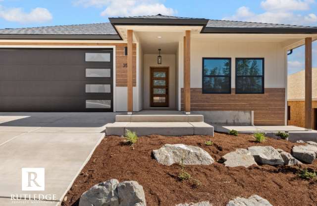 Exquisite 3 Bed / 2.5 Bath Home near the Eagle Point Golf Course! photos photos