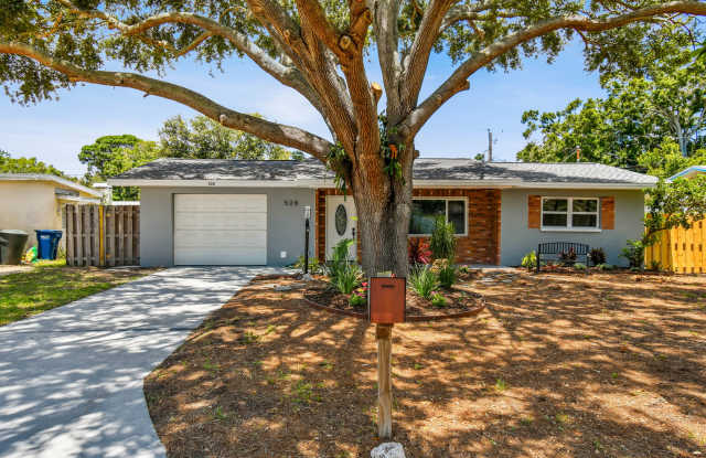 528 Manor Dr - 528 Manor Drive, Dunedin, FL 34698