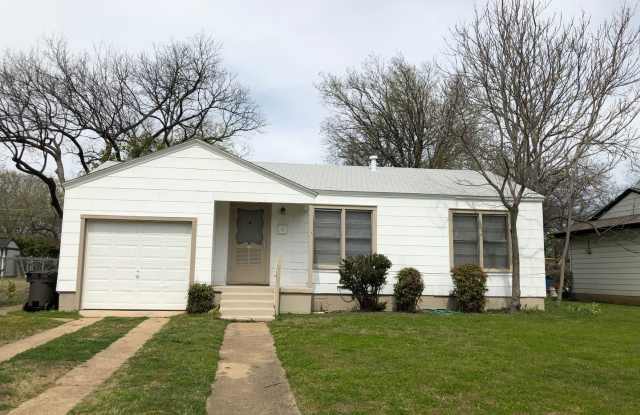 AVAILABLE NOW 2 Bedroom 1 Bath Home in West Fort Worth - 7424 Arlie Avenue, Fort Worth, TX 76116