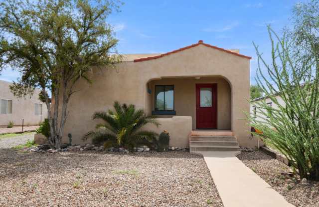Charming Older Home A/C 3 Bed 2 Bath Wood Floors, Huge Back Yard Gallery 1