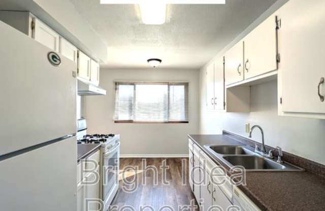5940 East River Road - 9 photos photos