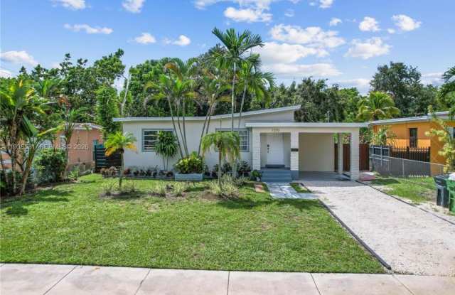 1370 NE 133rd St photos photos