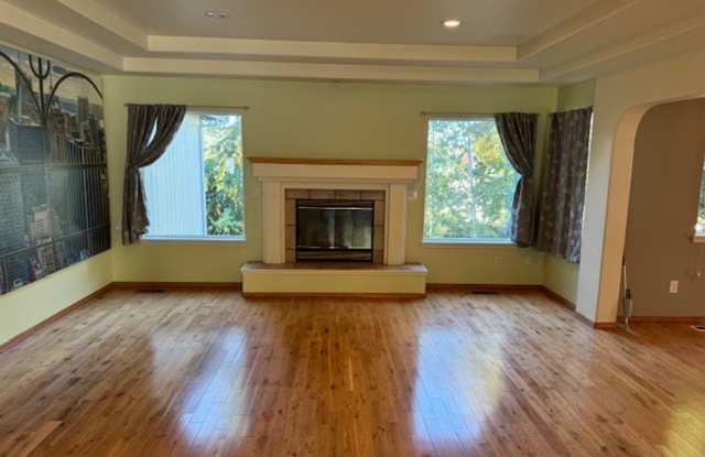 SPACIOUS HOME NESTELED IN THE HILLS OF EAST MEDFORD Gallery 4